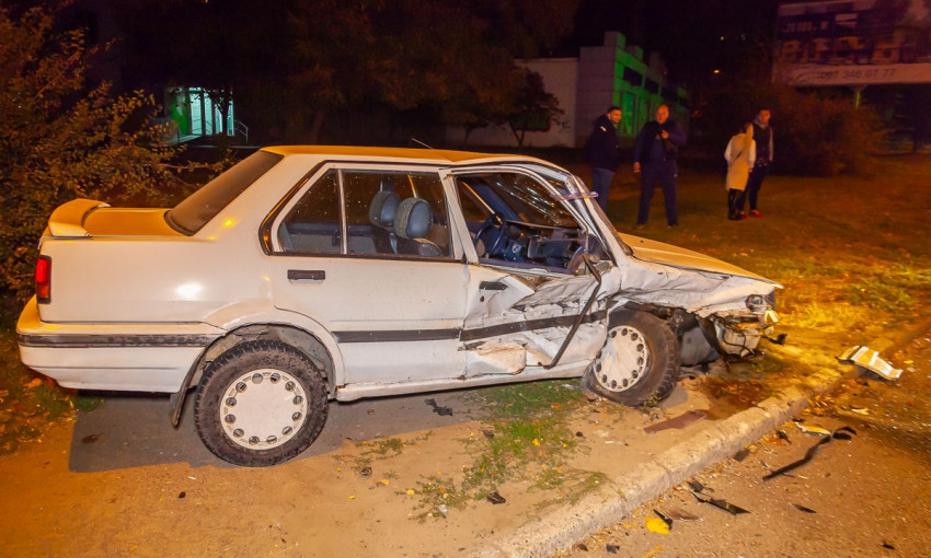 ДТП в Днепре: водитель Nissan хотел уехать от полиции и попал в аварию 
