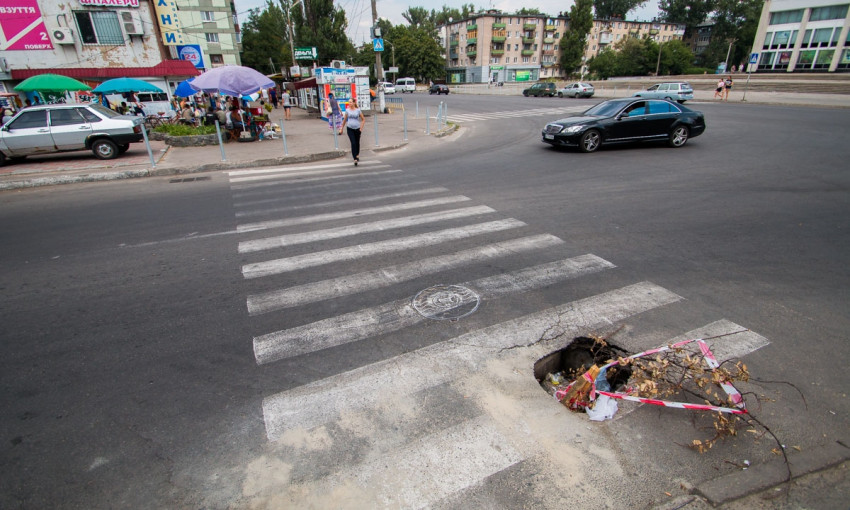 Дороги Днепра: в городе обваливается дорога на улице Калиновой 