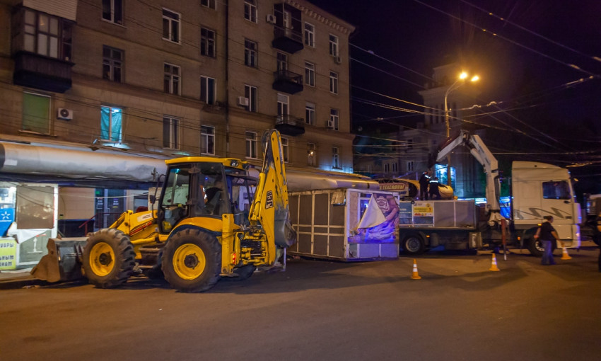 Днепр против МАФов: на Старомостовой площади убрали киоски 