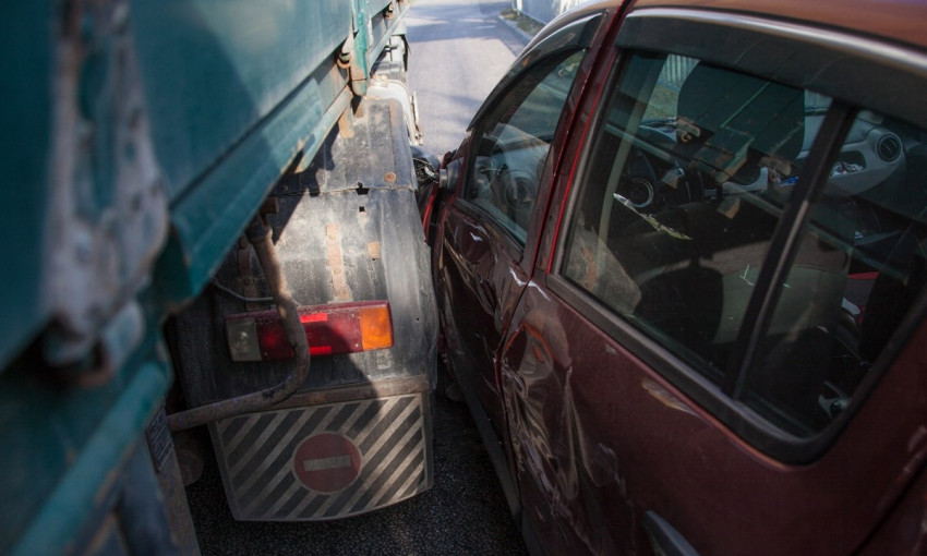ДТП в Днепре: грузовик врезался в легковое авто 