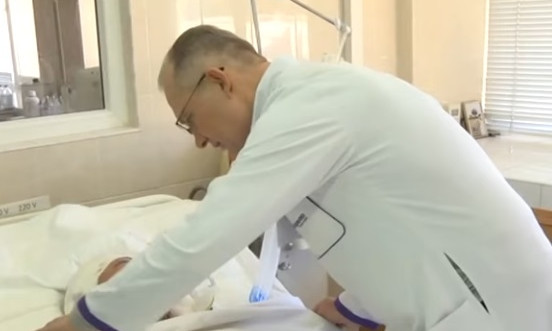 Врачи Мечникова спасают бойца с ранением головы 