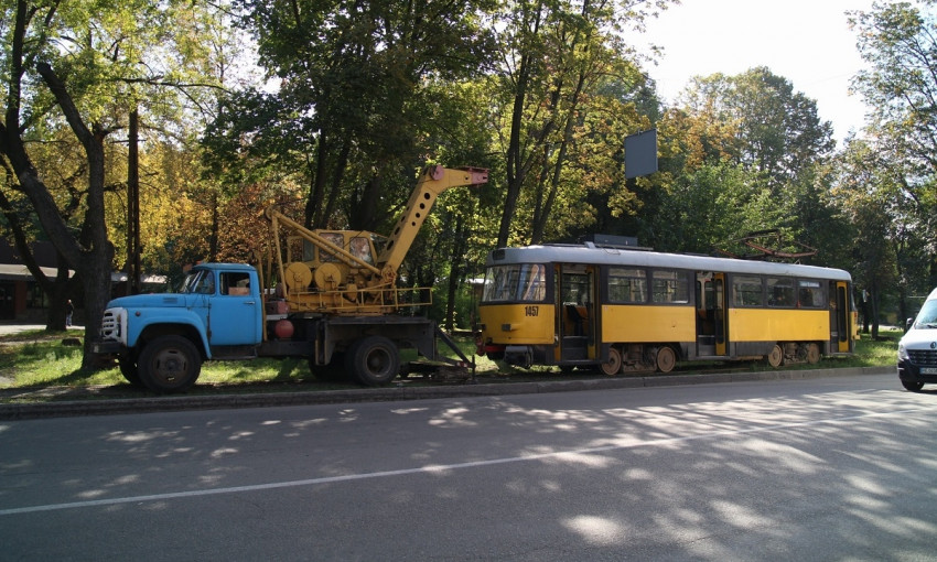 ЧП в Днепре: трамвай сошел с рельсов 