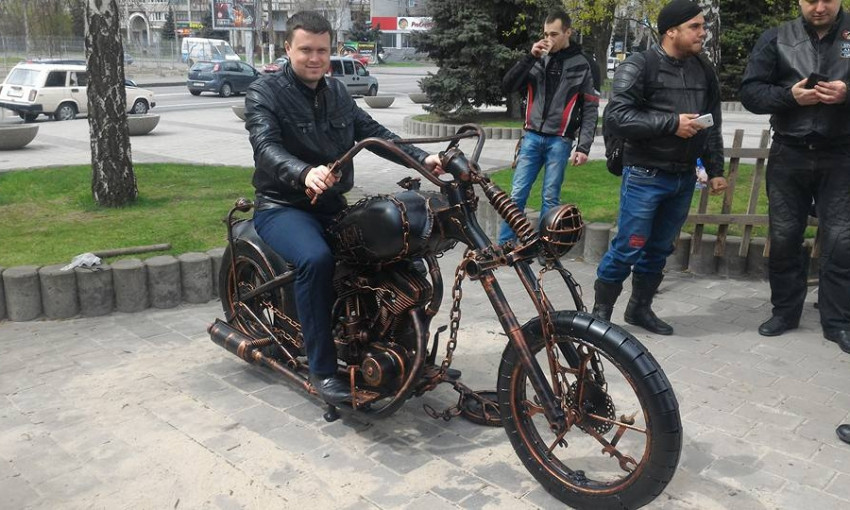 На набережной в Днепре установили памятник мотоциклу 