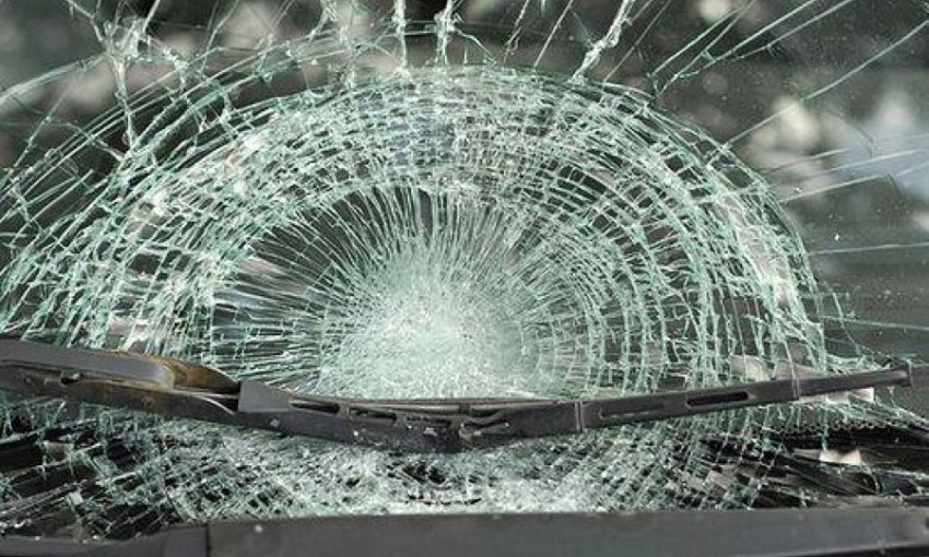 ЧП в Днепре: девушка разбила головой стекло маршрутки 