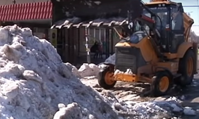 Днепр в снегу: как коммунальщики справляются с последствиями циклона?