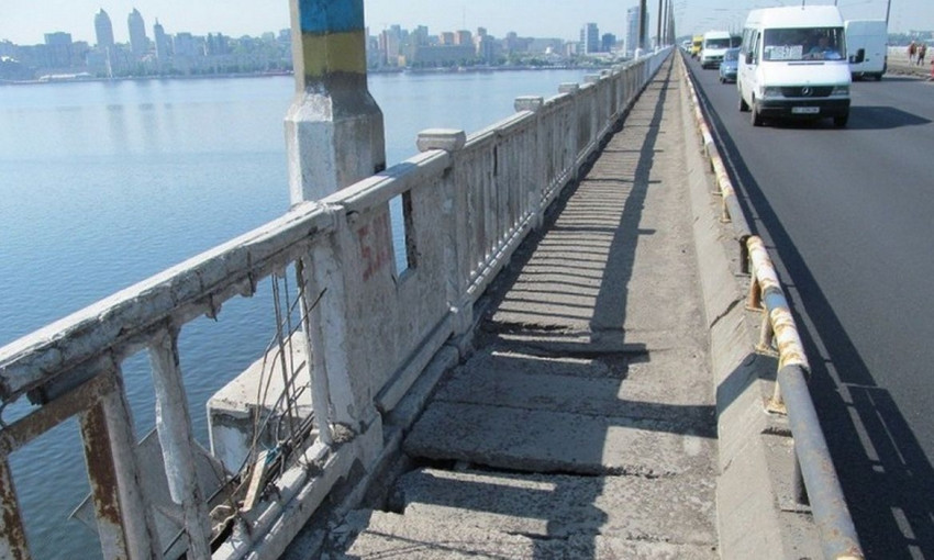 Центральный мост Днепра встретил 51 годовщину в плачевном состоянии 