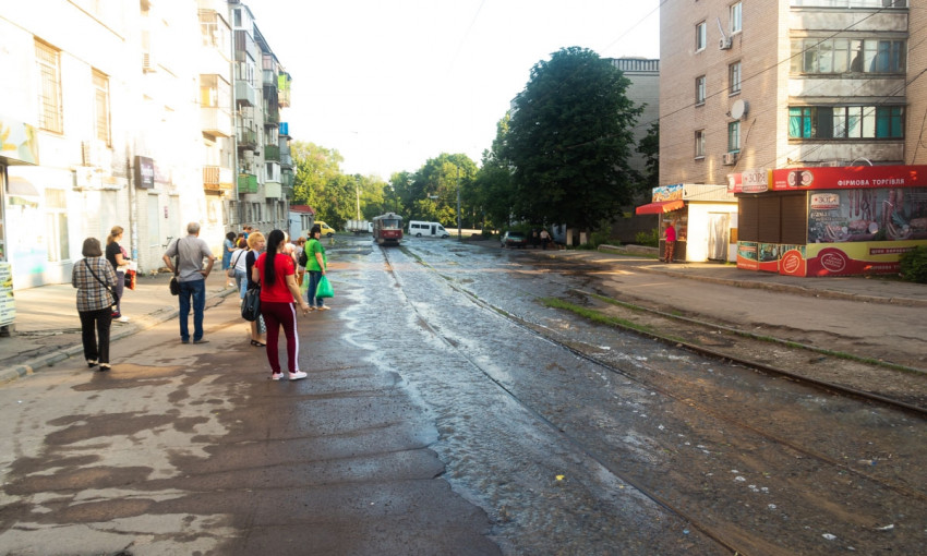 Мокрый Днепр: из-за прорыва трубы несколько улиц залило водой 