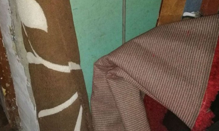 В Днепре двое мужчин выкрали у женщины ковры 