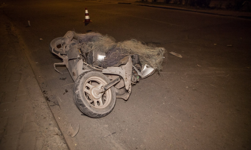 ДТП в Днепре: автомобиль столкнулся с мопедом 
