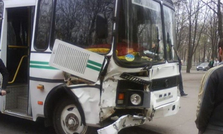 ДТП на Днепропетровщине: иномарка врезалась в автобус 