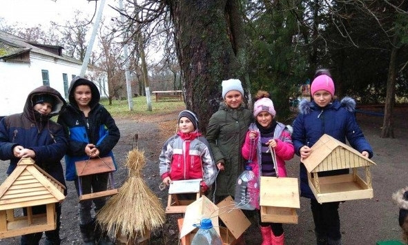 На Днепропетровщине дети делают кормушки для птиц 