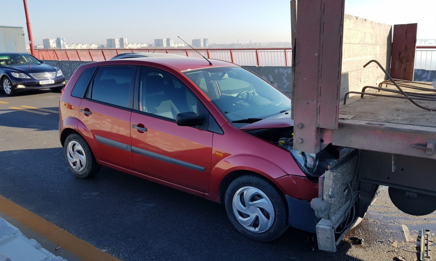 ДТП в Днепре: на Новом мосту Ford врезался в грузовик 