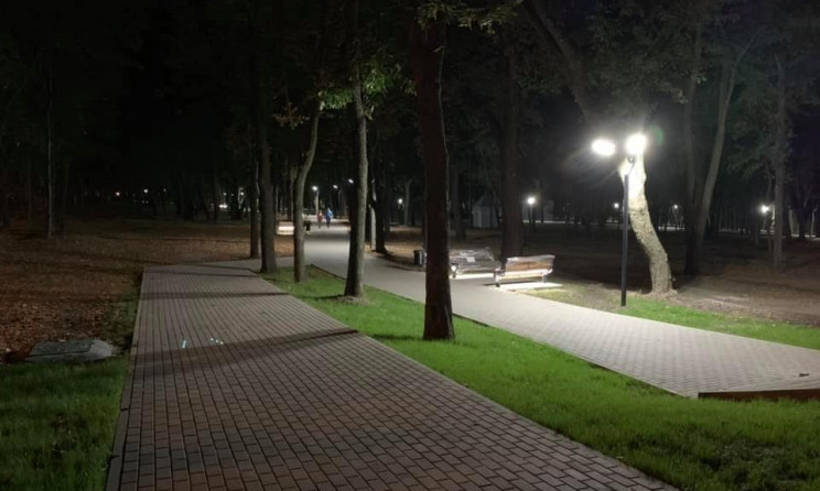 Реконструкция парка Гагарина: для днепрян установили скамейки с подсветкой