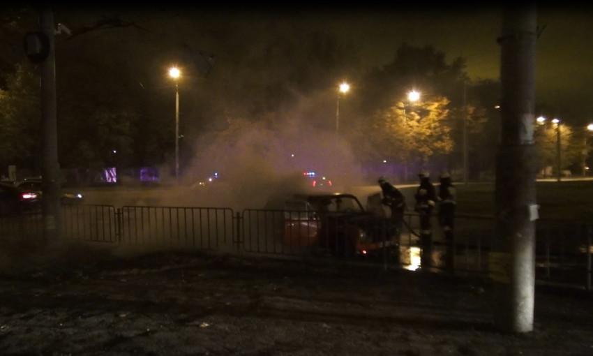 ЧП в Днепре: возле "Дафи" загорелся автомобиль 