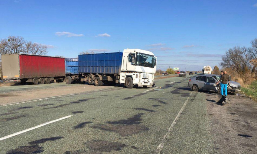 ДТП под Днепром: грузовик столкнулся с легковым авто 
