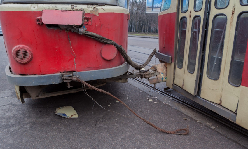 ДТП в Днепре: на перекрестке трамвай сошел с рельсов 