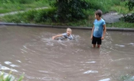 Мокрый Днепр: на Парусе дети принимают "грязевые ванны" в луже