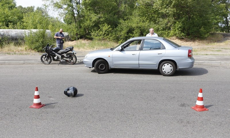 ДТП в Днепре: возле Нового моста перевернулся мотоциклист