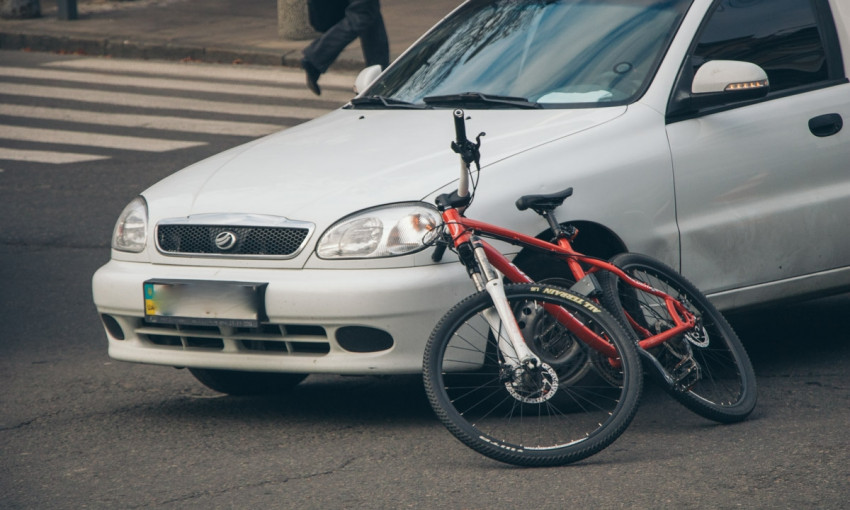 ДТП в Днепре: на дороге столкнулись велосипед и авто 