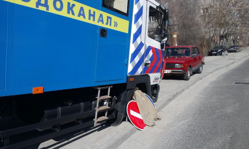 Провал на дороге: авто "Днепрводоканала" застряло в асфальте