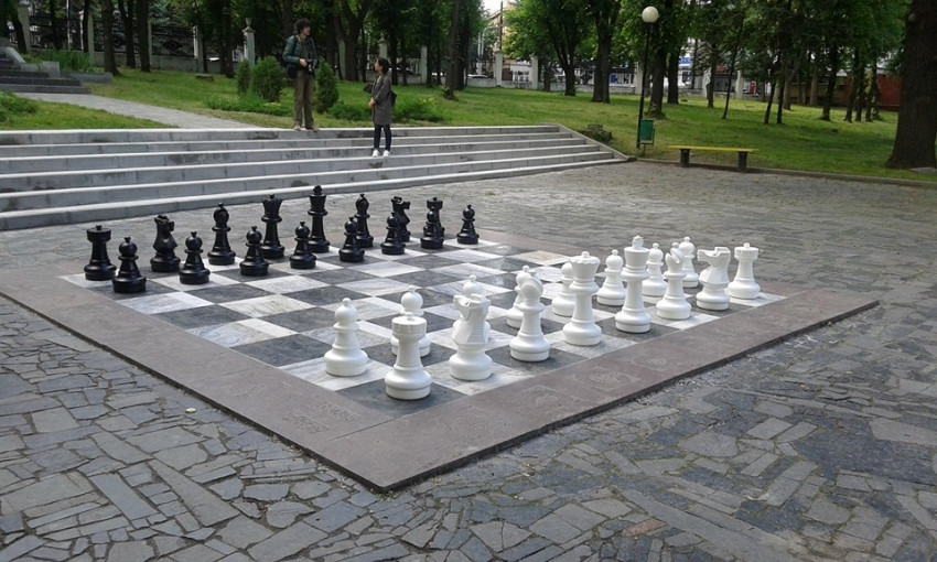 В Днепропетровске открыли шахматную аллею