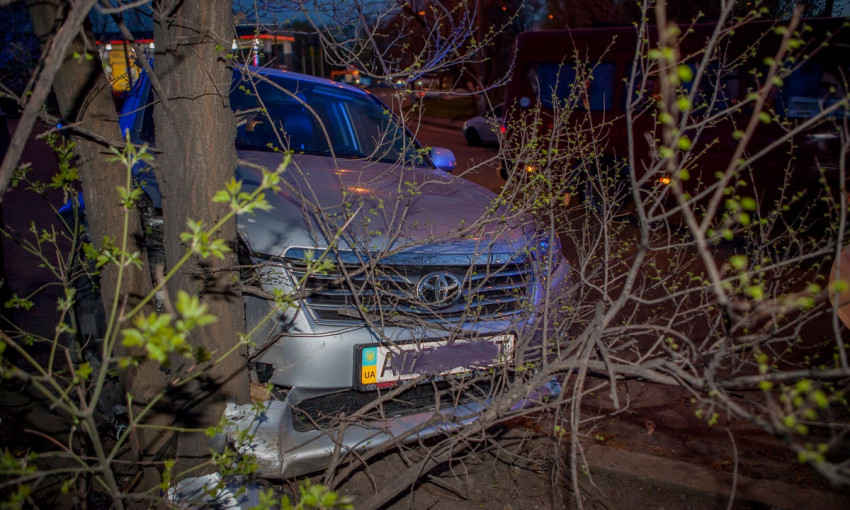 ДТП в Днепре: пьяный водитель врезался в дерево