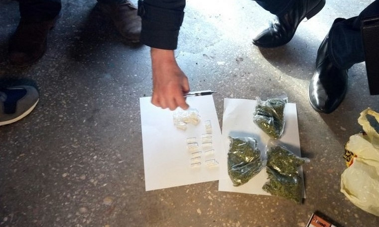 На Днепропетровщине мужчина торговал наркотиками в подъезде 