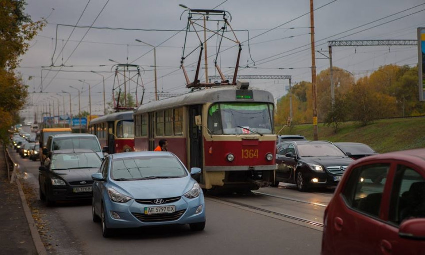 ДТП в Днепре: электротранспорт врезался в легковое авто 