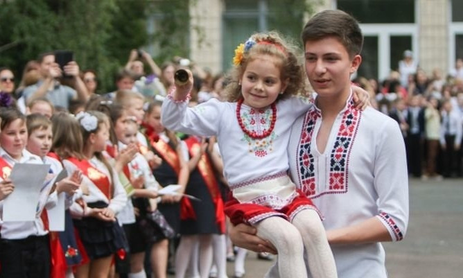 Последний звонок в Днепре: Борис Филатов поздравил школьников