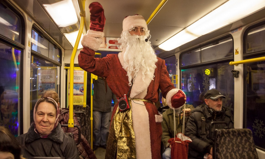В днепровском трамвае Дед Мороз и Снегурочка поздравляли горожан