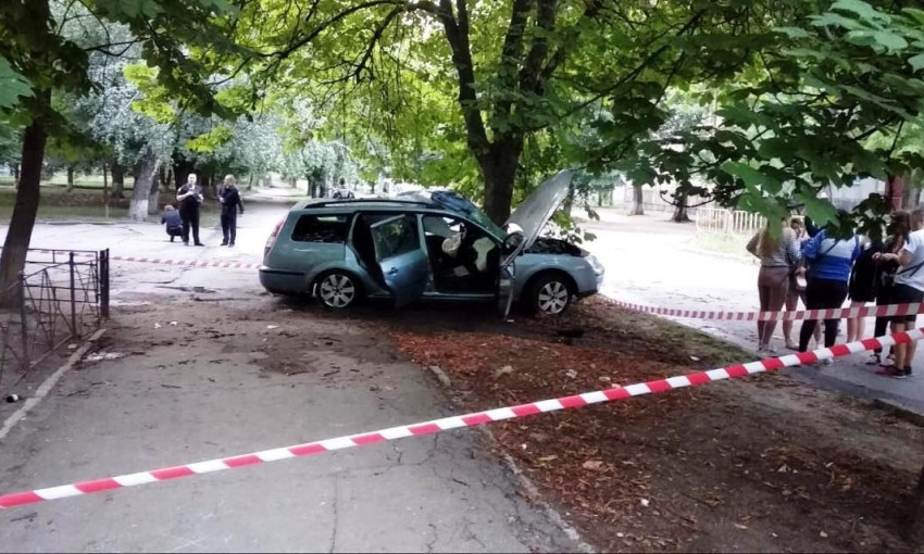 ДТП на Днепропетровщине: Ford Mondeo врезался в дерево
