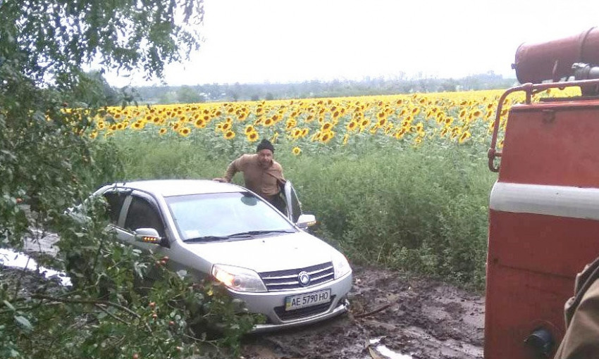 На Днепропетровщине из-за циклона в грязи застряли четыре автомобиля