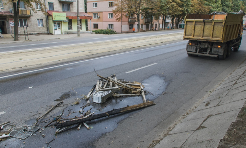 Пожар в Днепре: сотрудники ГСЧС тушили КАМАЗ с мусором 