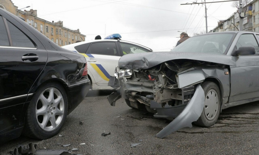 ДТП в Днепре: на Слобожанском проспекте столкнулись два авто