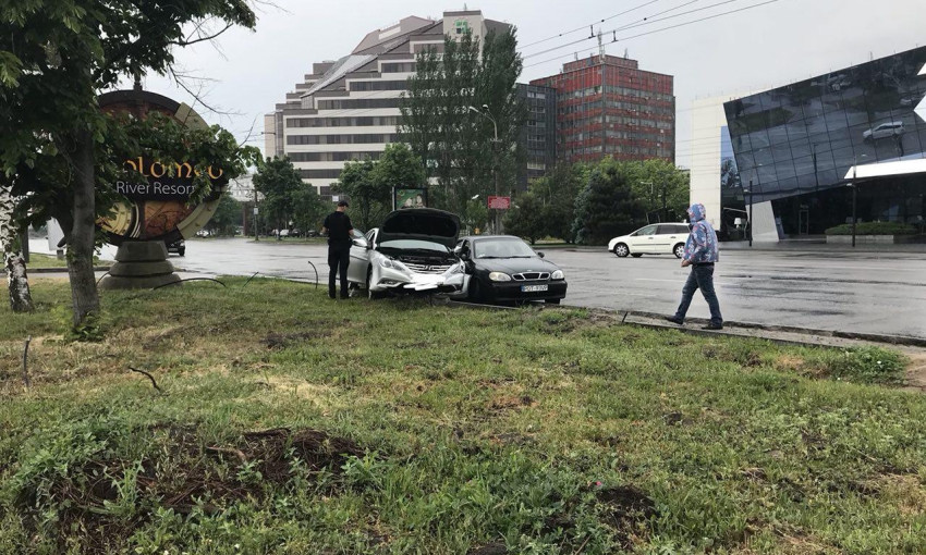 ДТП в Днепре: на Набережной Победы столкнулись два авто 