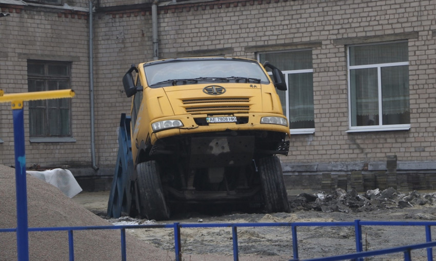 ЧП в Днепре: возле школы грузовик провалился под асфальт