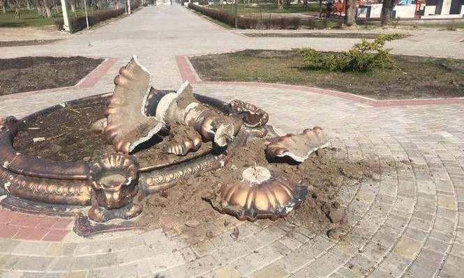 Вандализм в Днепре: неизвестные устроили погром в Новокадацком парке