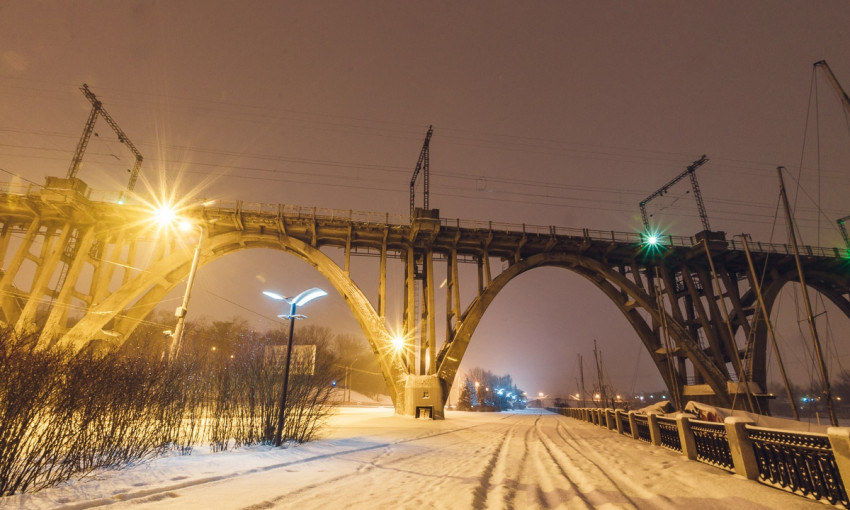 Зимний Днепр: городские улицы замело снегом 