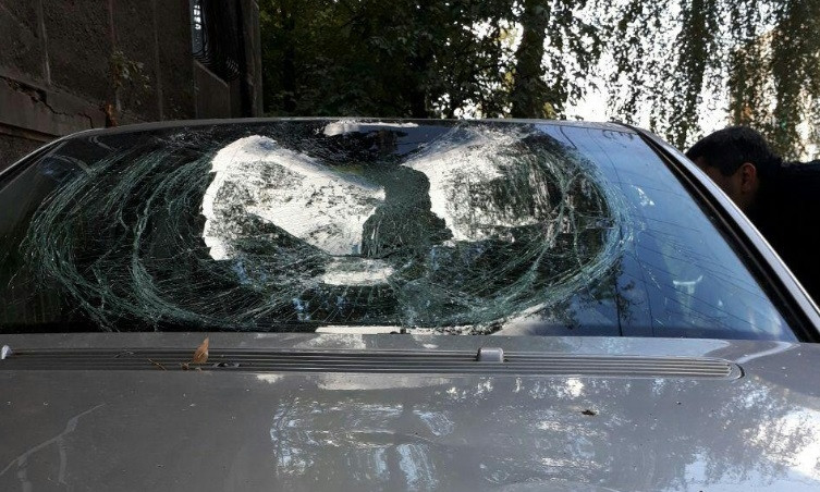ЧП в Днепре: в центре города вандалы разгромили Mercedes