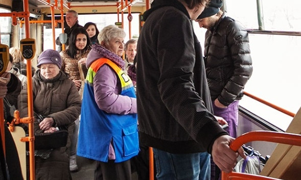 В Днепре кондукторам в трамваях подсовывают фальшивые деньги 