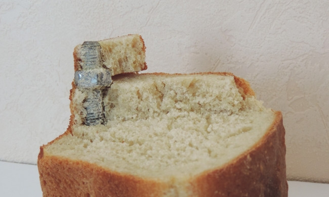 Жители Днепропетровщины находят болты в хлебе 