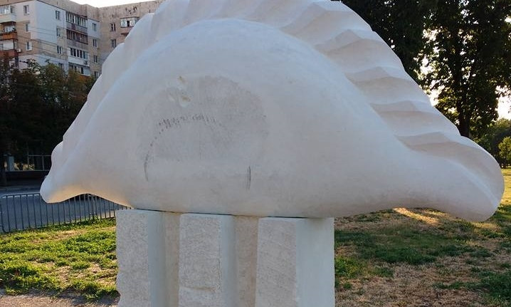 В Днепре на набережной установили памятник варенику