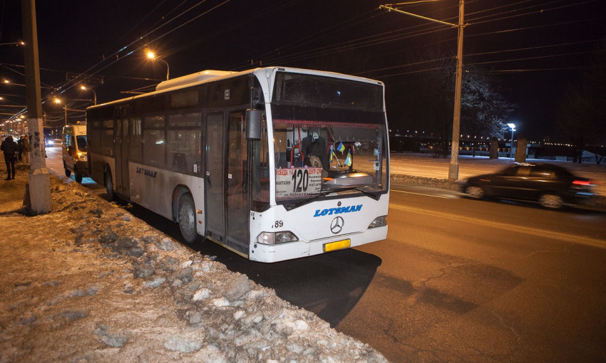 Из-за скользкой дороги жительницу Днепра чуть не переехал автобус