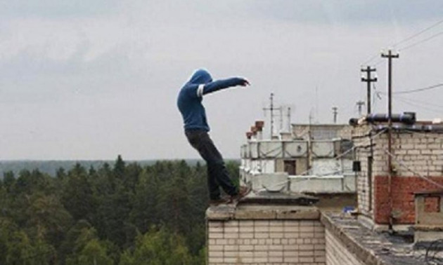 На Днепропетровщине школьник упал с крыши 