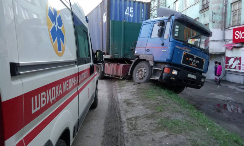 ДТП в Днепре: у водителя грузовой фуры случился приступ эпилепсии