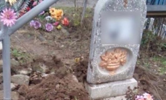 В Днепре вандалы ломали надгробия на кладбище кувалдой 
