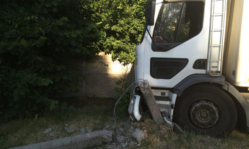 ДТП в Днепре: грузовик врезался в электроопору
