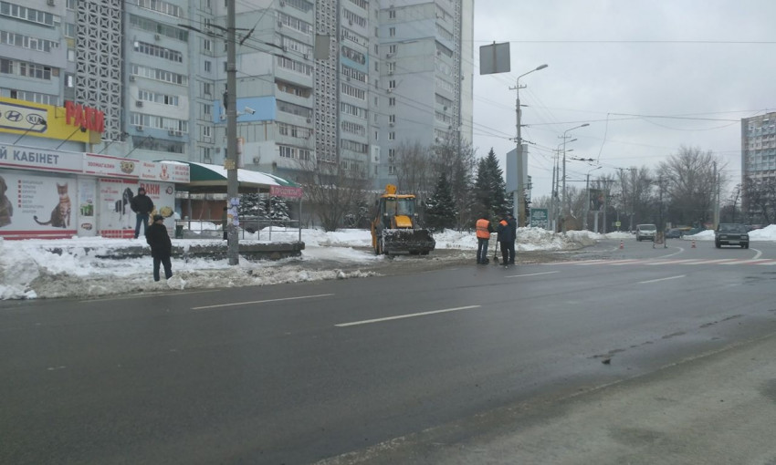 Снежный Днепр: горожане убирают внутриквартальные дороги 