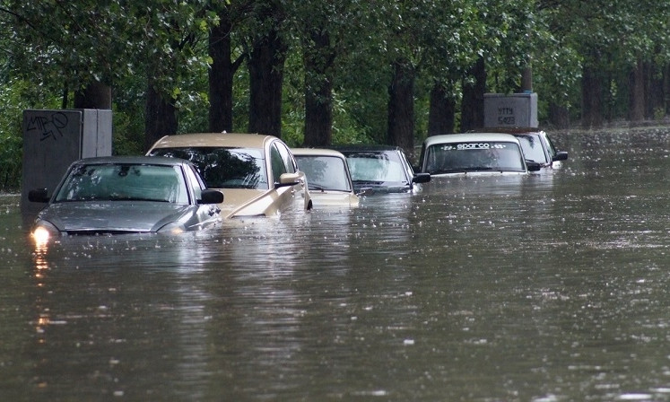 Дожди превратили улицы Днепра в реку