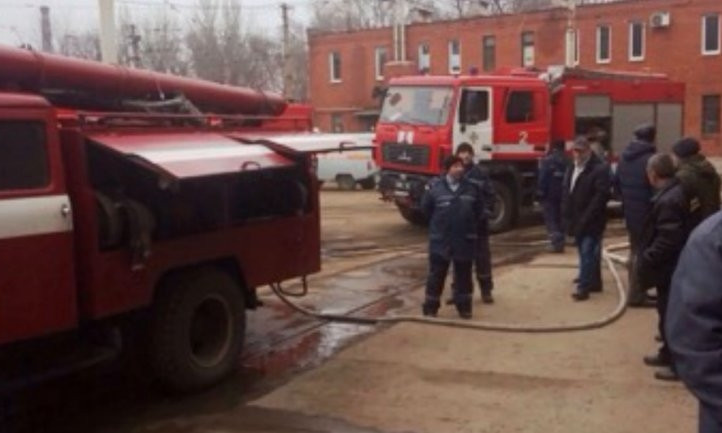 Пожар в Днепре: сотрудники ГСЧС тушили офис трамвайного депо